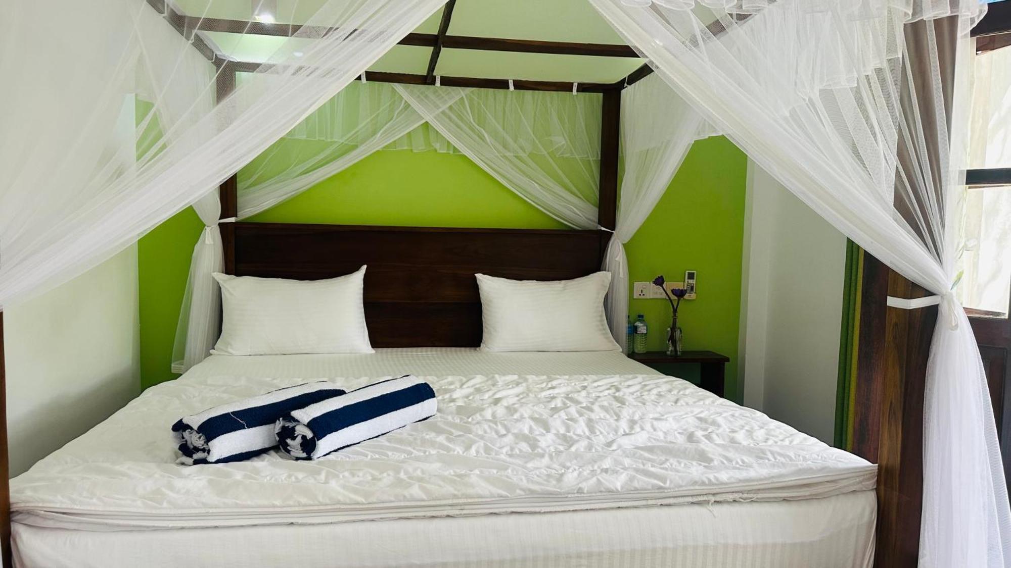 The Point Mirissa Hotel Bagian luar foto